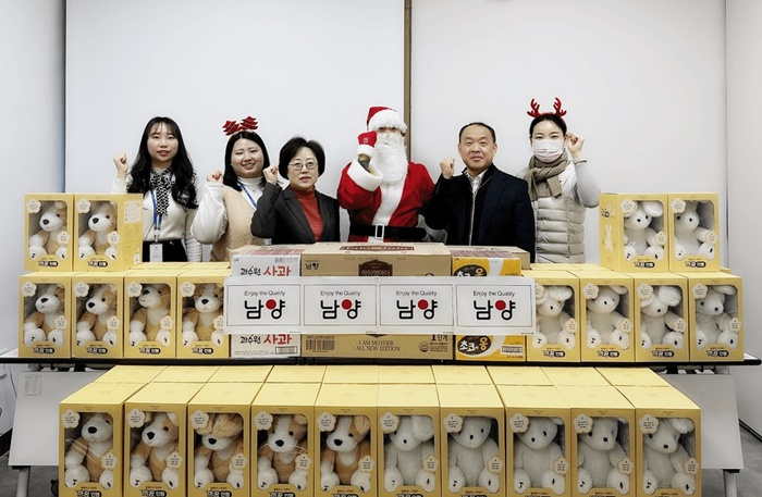 강영실(왼쪽 세번째) 애란원 원장과 김흥곤(왼쪽 다섯번째) 남양유업 커뮤니케이션 실장이 20일 애란원 홈커밍데이 행사에서 기념촬영하고 있다. [남양유업 제공]