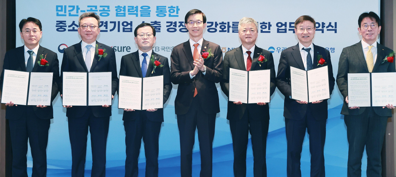 방문규(가운데) 산업통상자원부 장관과 이인호(왼쪽 세번째) 한국무역보험공사 사장이 21일 서울 중구 롯데호텔에서 열린 5대 시중은행 은행과의 '수출패키지 우대보증 업무협약식'에서 기념촬영을 하고 있다. [산업통상자원부 제공]