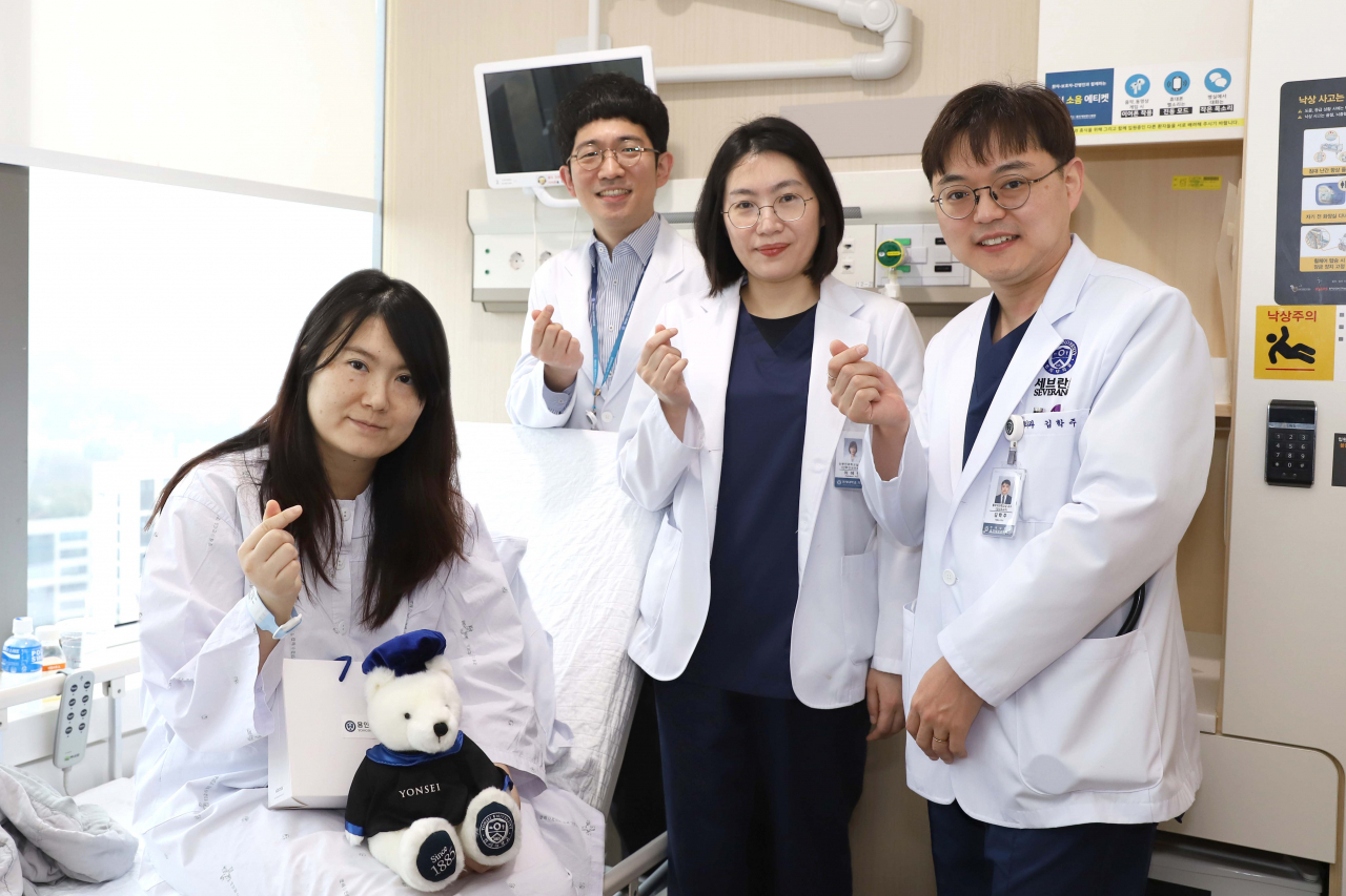 권찬미(왼쪽부터) 씨, 김민관 용인세브란스병원 심장내과 교수, 허혜원 산부인과 교수, 김학주 흉부외과 교수. [용인세브란스병원 제공]