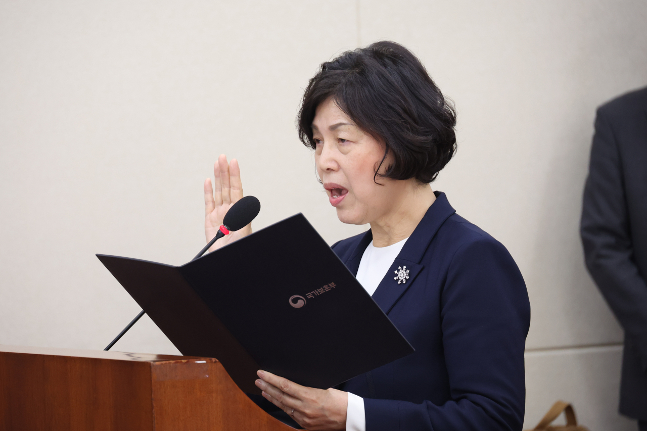 강정애 국가보훈부 장관 후보자가 21일 국회에서 열린 인사청문회에서 선서하고 있다. [연합]
