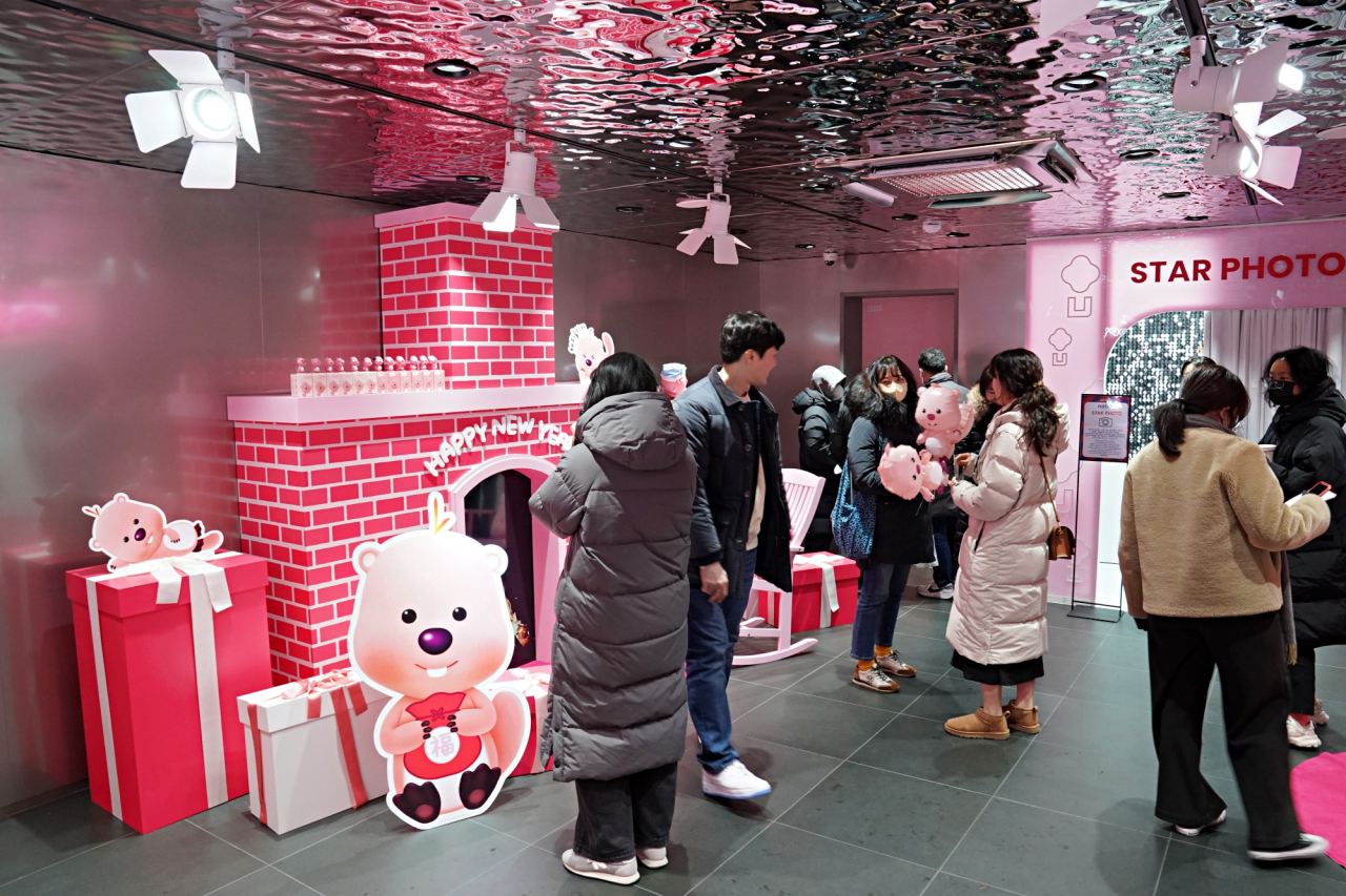 고객들이 롯데면세점 LDF 하우스 1층 잔망루피 쇼룸을 구경하고 있다. [롯데면세점 제공]