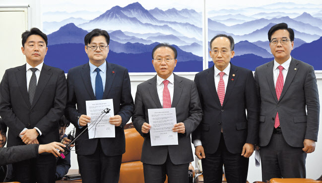 윤재옥 국민의힘 당대표 권한대행과 홍익표 더불어민주당 원내대표 등이 20일 국회 운영위원장실에서 2024년도 예산에 대한 최종 합의문을 발표하고 있다. 왼쪽부터 강훈식 예산결산특별위원회 민주당 간사, 홍익표 원내대표, 윤재옥 당대표 권한대행, 추경호 경제부총리, 송언석 예결위 국민의힘 간사 [연합]