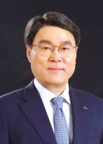 ‘2023 헤럴드 일자리 대상’에서 ‘신성장 일자리 최우수상(산업통상부 장관상)’을 수상한 포스코홀딩스는 벤처기업의 창업보육과 제품개발·판로개척을 지원하고, 선순환 벤처플랫폼을 구축하면서 대한민국의 신사업 동력 확보에 힘쓴 점을 높게 인정받았다.
포스코홀딩스의 벤처육성시설인 체인지업그라운드는 포항·광양·서울에 소재하면서 벤처기업 163사가 입주한 ‘신사업 연구’의 산실이다. 총 기업가치는 1조8000억원, 근무인원은 1440여 명에 달한다. 이중 24개사는 본사·지사를 포항으로 옮겼다. 그 중 7개사는 제조공장도 이전·신설할 정도로 지역경제 활성화 분야에서도 성과를 냈다. 이같은 노력은 신사업 생태계 강화에 도움을 주는 것과 더불어, 대한민국의 주요 국정과제인 지방 소멸 이슈 해결에도 이바지하고 있다는 평가다. 포항에서 새 둥지를 튼 기업들이 창출한 가치는 약 1조1000억원, 고용 창출 효과도 약 200여 명에 달했다.
포스코홀딩스는 기술혁신이 가속화되고 있는 저탄소·친환경 시대의 일자리 창출에도 힘쓰고 있다. 대표적인 기관이 2022년 설립된 미래기술연구원이다. 미래기술연구원은 ▷AI ▷이차전지소재 ▷수소·저탄소에너지 분야 3개 연구소 체제로 운영되면서 우수 연구인력의 육성에 힘써왔다. 지난 9월에는 미국 실리콘밸리를 찾아 미국 내 주요 대학 석박사들과 글로벌 빅테크 기업에 재직 중인 한인 30여 명이 참석한 가운데 미래기술포럼을 열고 AI, 이차전지소재, 수소저탄소 분야 연구개발 방향에 대해 의견을 나눴다.
친환경 사업을 기반으로 한 새로운 일자리 창출에도 박차를 가하고 있다. 지난 7월 포스코HY클린메탈 리사이클링공장 완공에 이어 11월 포스코필바라리튬솔루션 수산화리튬공장 가동에 들어갔다. 포스코HY클린메탈과 포스코필바라리튬솔루션은 모두 전남 율촌산단에 자리한다. 오는 2024년에는 같은 산단에 포스코리튬솔루션의 아르헨티나 염수리튬 기반 수산화리튬 공장이 문을 열면서 새로운 고용기회 창출에도 나선다. 김성우 기자