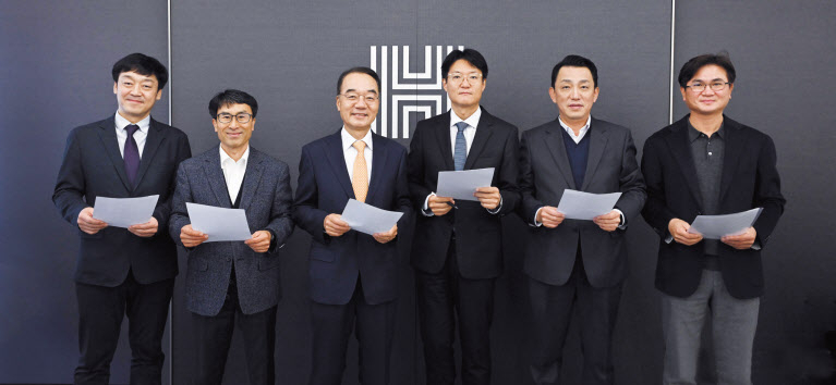 지난 11일 서울 용산구 헤럴드스퀘어에서 진행된 ‘2023 헤럴드 일자리 대상’에서 심사위원들이 심사에 앞서 기념 촬영을 하는 모습. 이상호(왼쪽부터) 한국경제인협회 경제조사팀장, 서정헌 중소기업중앙회 인력정책실장, 박재완 한반도선진화재단 이사장 겸 성균관대 이사장, 김현수 대한상공회의소 경제정책팀장, 이상철 한국경영자총협회 홍보실장, 신창훈 헤럴드경제 편집국장 이상섭 기자