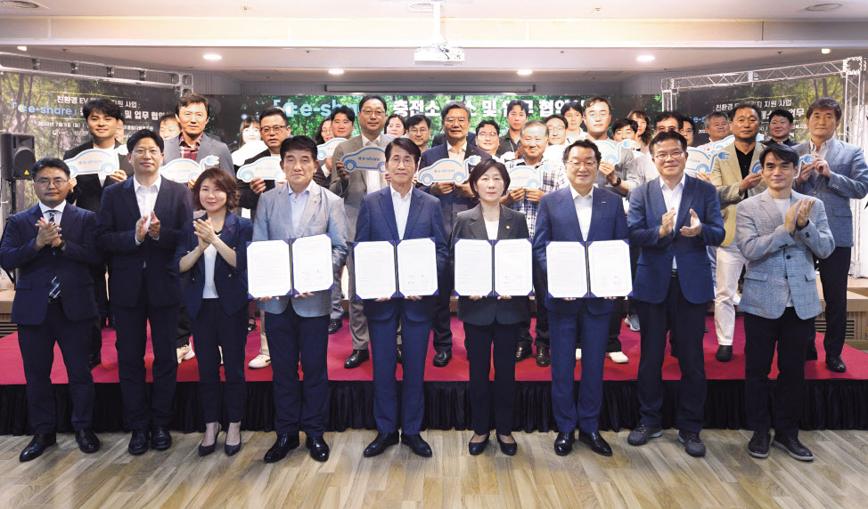현대차그룹 친환경 EV패키지 지원, ‘이쉐어(E-share)’ 업무협약식. 사진은 황인식(왼쪽 네 번째부터) 사회복지공동모금회 사무총장, 김동욱 현대차그룹 부사장, 한화진 환경부 장관, 조명환 월드비전 회장 [사랑의열매 제공]