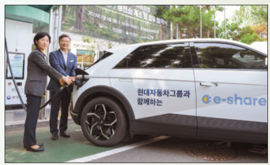 한화진(왼쪽) 환경부 장관이 곽영수 관저종합사회복지관장과 함께 현대차그룹으로부터 지원받은 사랑의 전 기차를 충전하고 있다. [사랑의열매 제공]