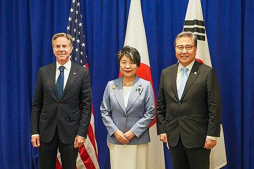 박진(오른쪽) 외교부 장관과 토니 블링컨(왼쪽) 미국 국무장관, 가미카와 요코 일본 외무상은 21일 ‘북한 ICBM 등 탄도미사일 발사 관련 한미일 외교장관 공동성명’을 발표했다. 자료사진. [연합]