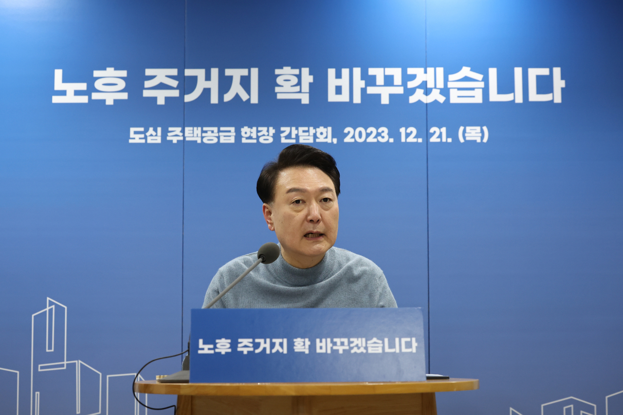 윤석열 대통령이 21일 서울 중랑구의 소규모주택정비 관리지역인 모아타운 사업지에서 열린 지역주민들과의 도심 주택공급 간담회에서 발언 중인 모습. [연합]