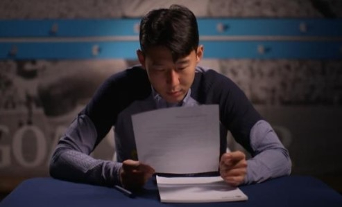 사연을 읽는 손흥민. [토트넘 SNS]