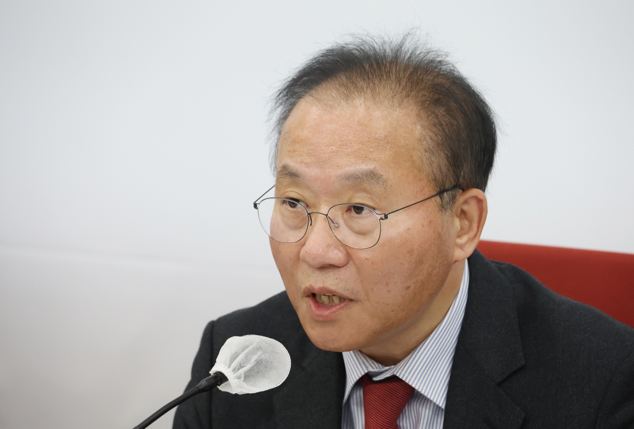 윤재옥 국민의힘 원내대표 겸 대표 권한대행이 21일 국회에서 긴급 기자간담회를 열고 비대위원장에 한동훈 법무장관을 추천한다고 밝히고 있다. [연합]