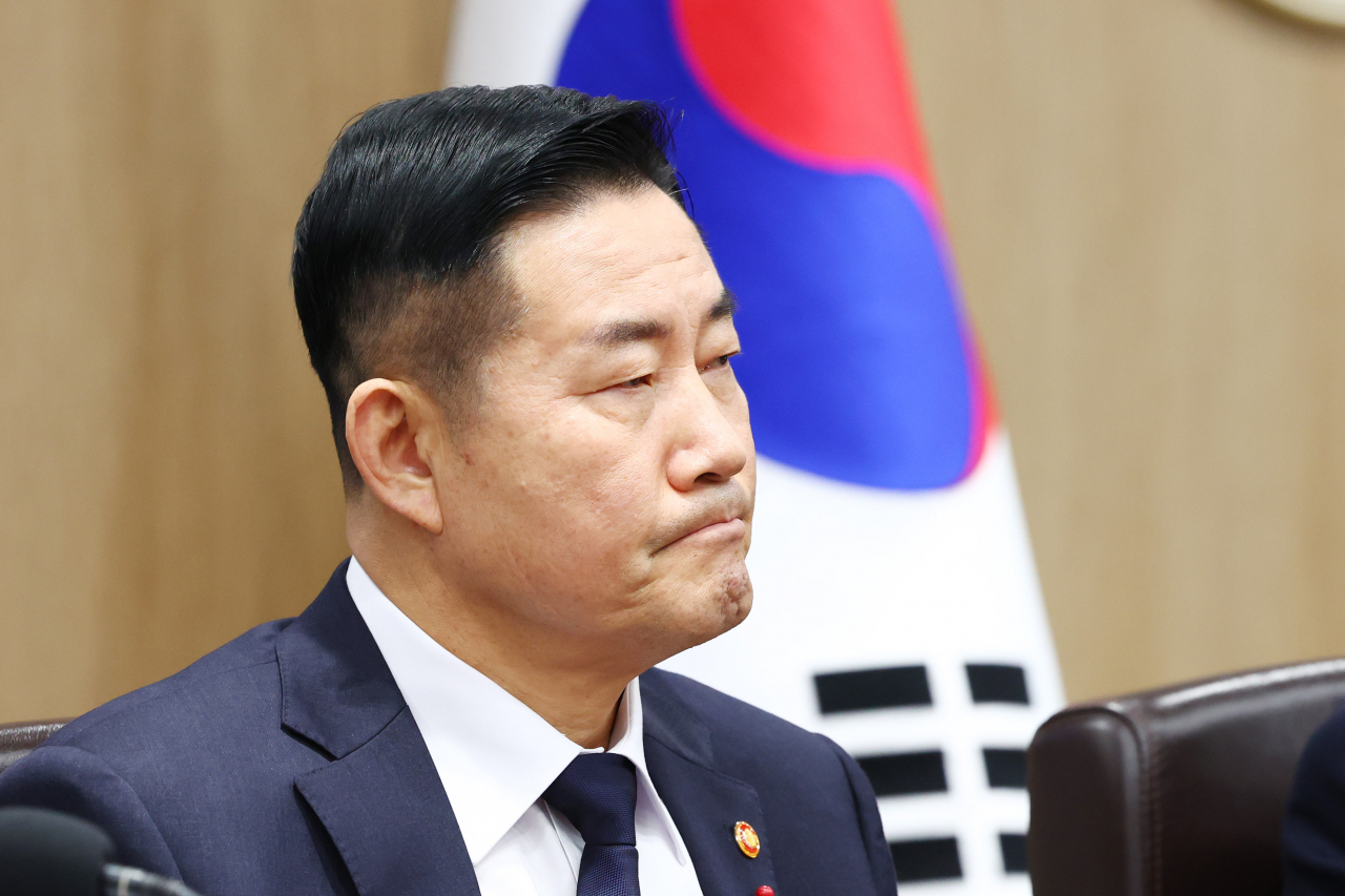 신원식 국방부 장관이 21일 국회 국방위원회 전체회의에 출석해 현안보고를 하며 "북한의 변함없는 야욕을 억제할 수 있는 것은 오직 '강력한 힘'뿐"이라고 강조했다. 자료사진. 지난 19일 서울 용산 대통령실 청사에서 열린 국무회의에 참석한 신원식 장관. [연합]