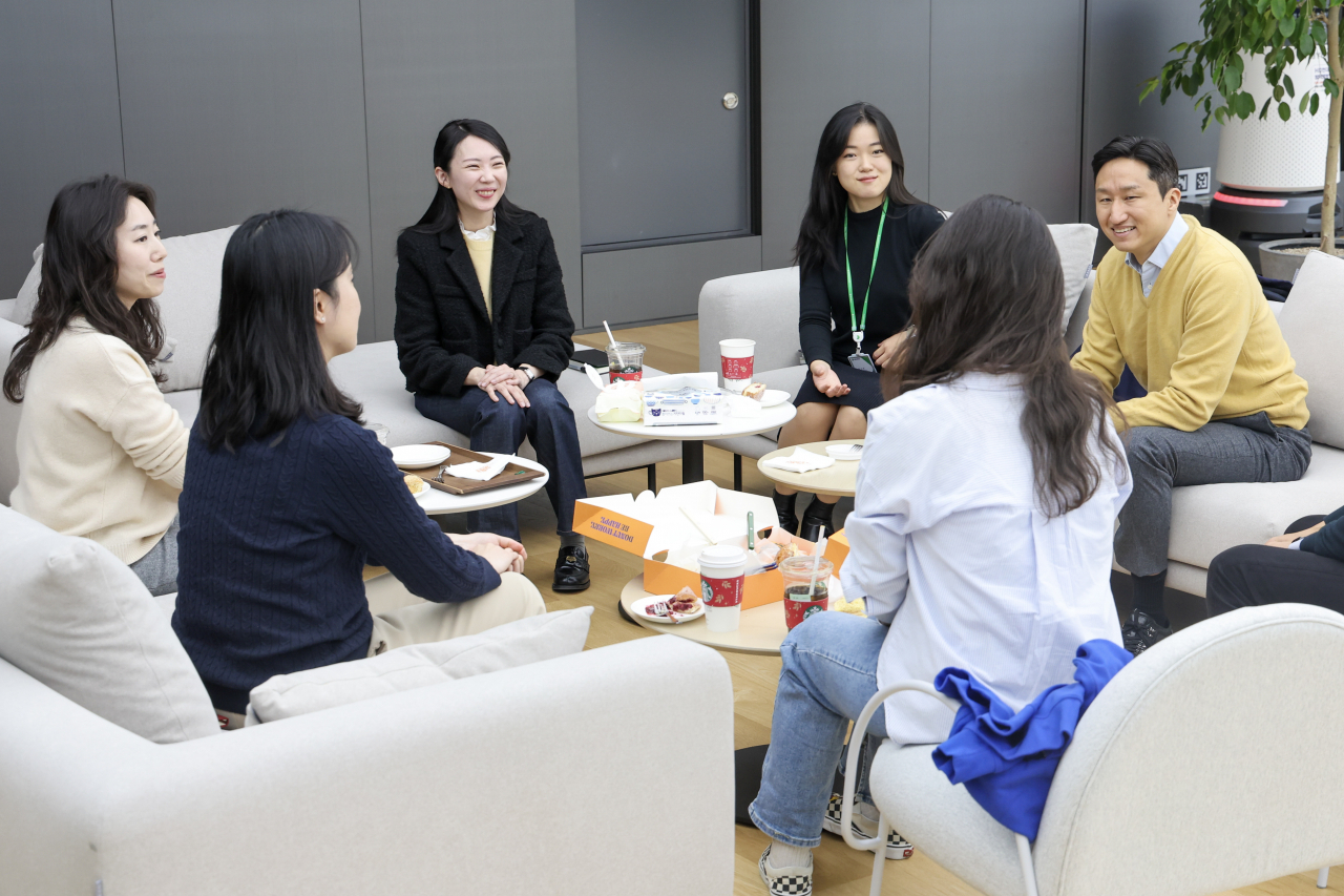정기선 HD현대 부회장이 최근 사내어린이집에 자녀를 등원시키는 여성 직원들과 간담회를 가졌다. [HD현대 제공]