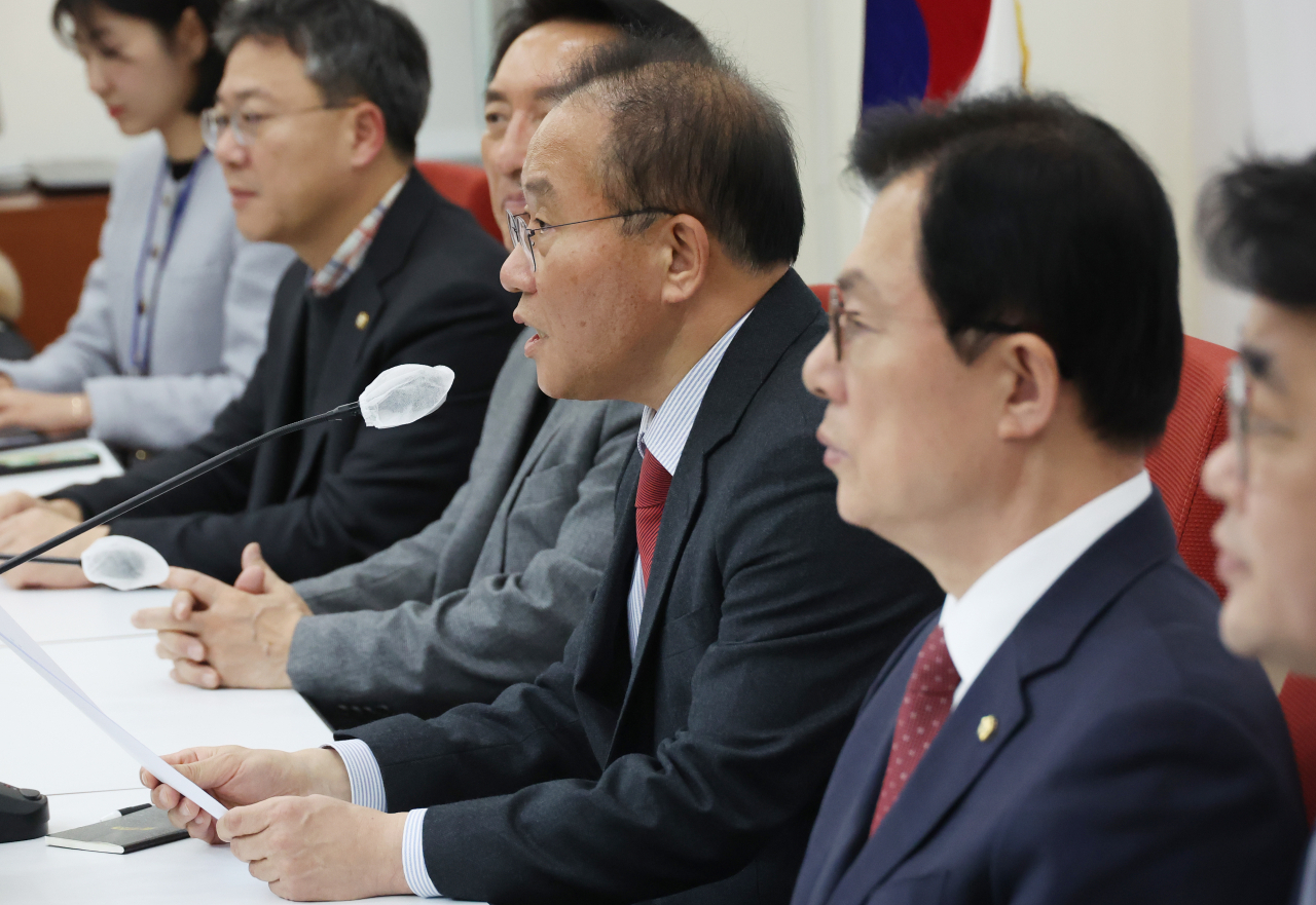 국민의힘 윤재옥 원내대표 겸 대표 권한대행이 21일 국회에서 긴급 기자간담회를 열고 비대위원장에 한동훈 법무장관을 추천한다고 밝히고 있다. [연합]