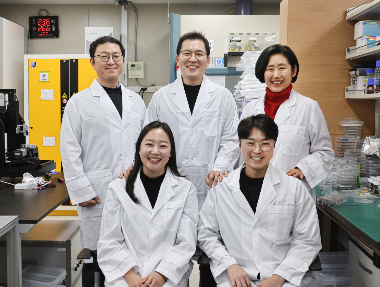 기계연 나노융합장비연구부 임현의(윗줄 오른쪽 끝) 박사 연구팀.[한국기계연구원 제공]