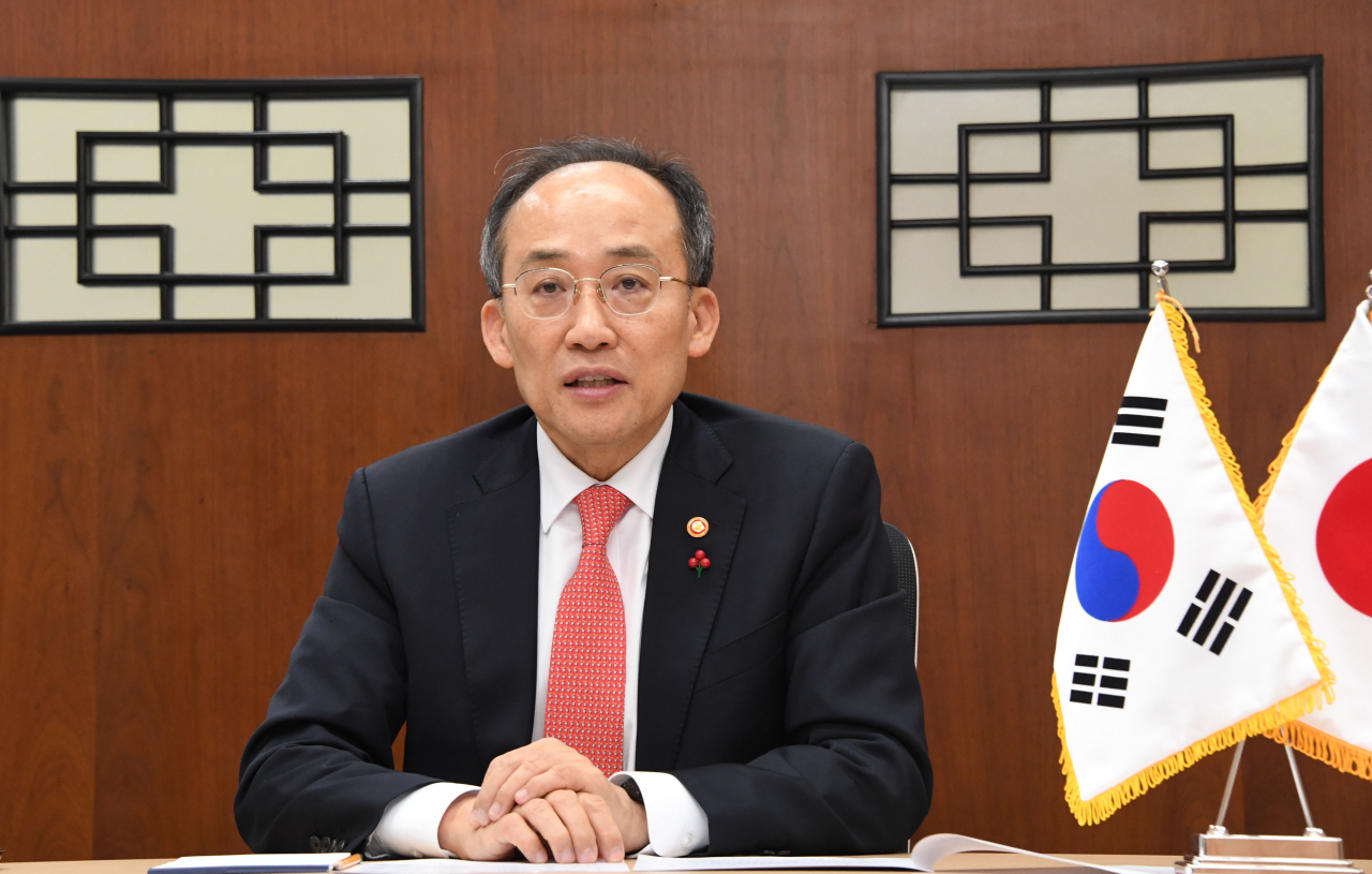 추경호 부총리 겸 기획재정부 장관이 12월 21일 서울 영등포구 여의도 한국수출입은행 본사에서 스즈키 슌이치 일본 재무장관과 화상 면담을 하고 있다. [기획재정부 제공]