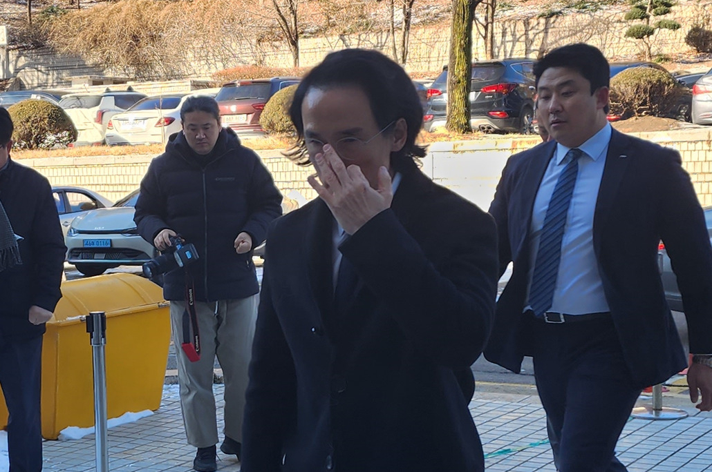 21일 오후 서울중앙지법 서관 후문 재판장에 출석하고 있는 조현범 한국앤컴퍼니 회장. [사진=박지영 기자]