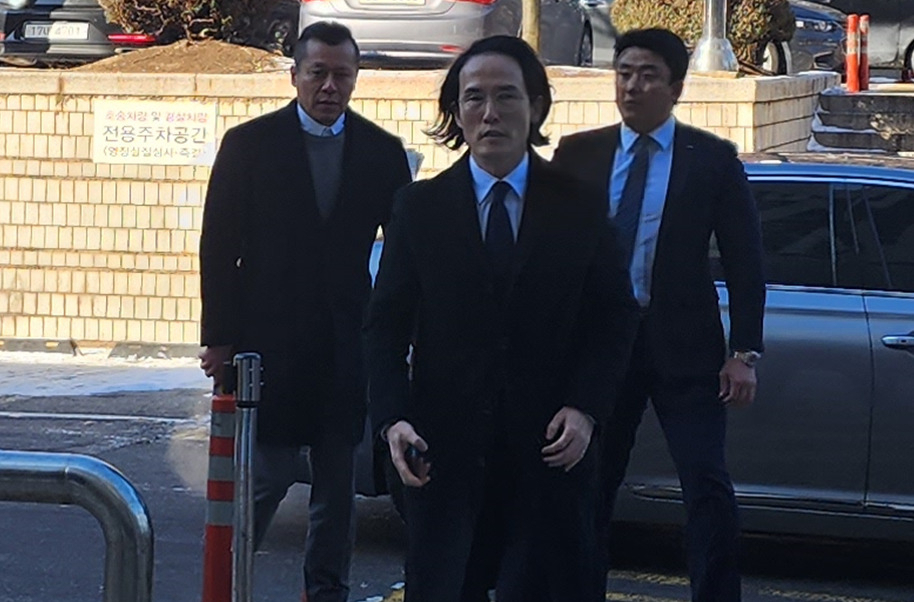 21일 오후 2시 서울중앙지법 서관 후문 재판장에 출석하고 있는 조현범 한국앤컴퍼니 회장. [사진=박지영 기자]