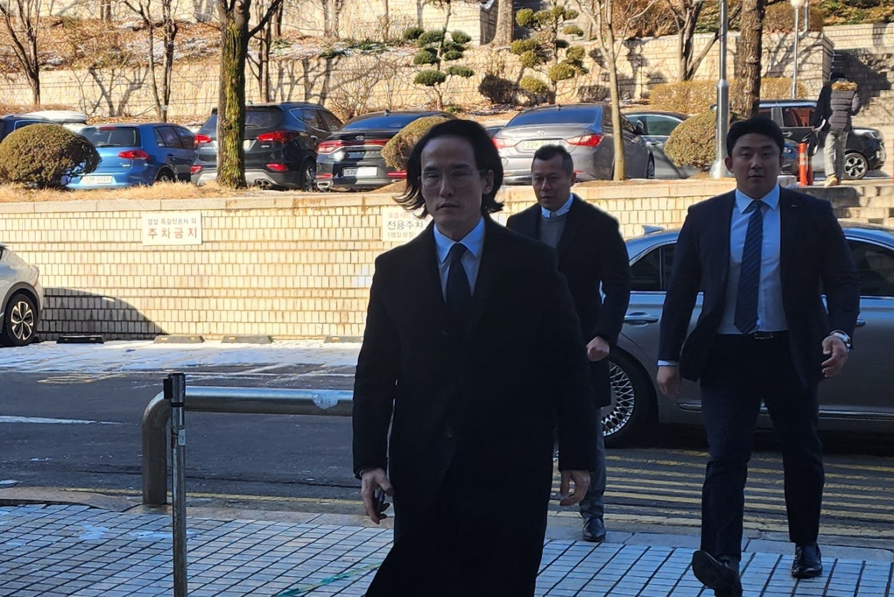 21일 오후 2시 서울중앙지법 서관 후문 재판장에 출석하고 있는 조현범 한국앤컴퍼니 회장. [사진=박지영 기자]
