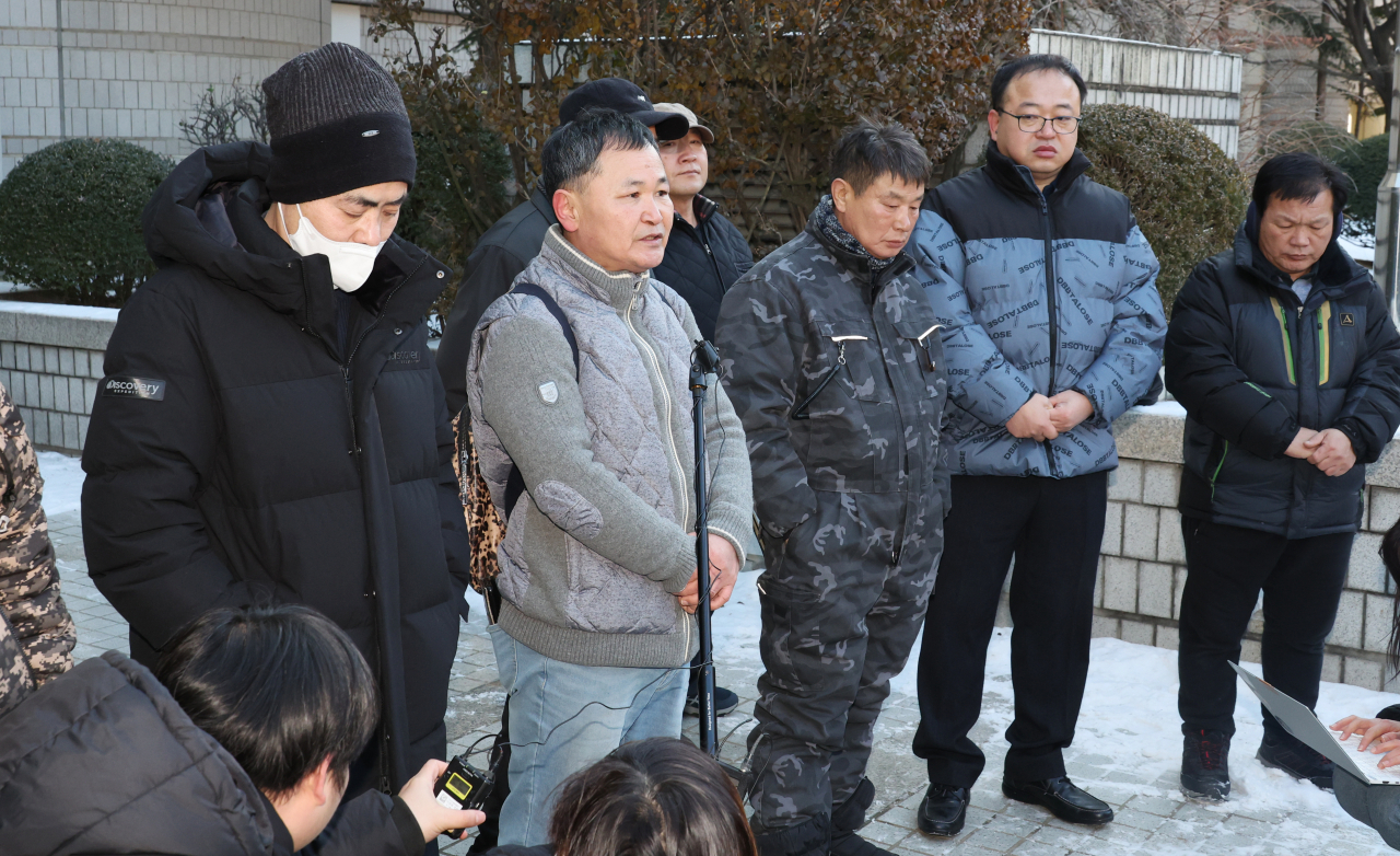21일 서울 서초구 중앙지법에서 재판을 마친 형제복지원 사건 피해자들이 기자회견을 하고 있다. [연합]