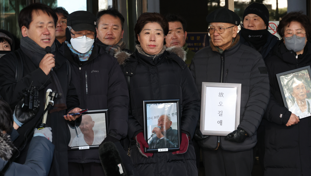 일제 강제동원 피해자 유족들과 법률 대리인단이 21일 오전 미쓰비시중공업과 일본제철을 상대로 낸 손해배상 청구 소송에서 승소한 후 서울 서초구 대법원 법정 앞에서 기자회견을 하고 있다. [연합]