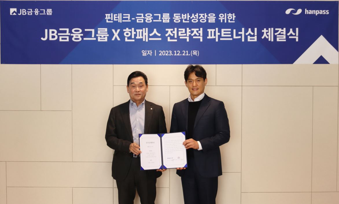 김기홍(왼쪽) JB금융그룹 회장과 한패스 김경훈 대표가 전략적 파트너십을 체결하고 기념사진을 찍고 있다. [JB금융그룹 제공]
