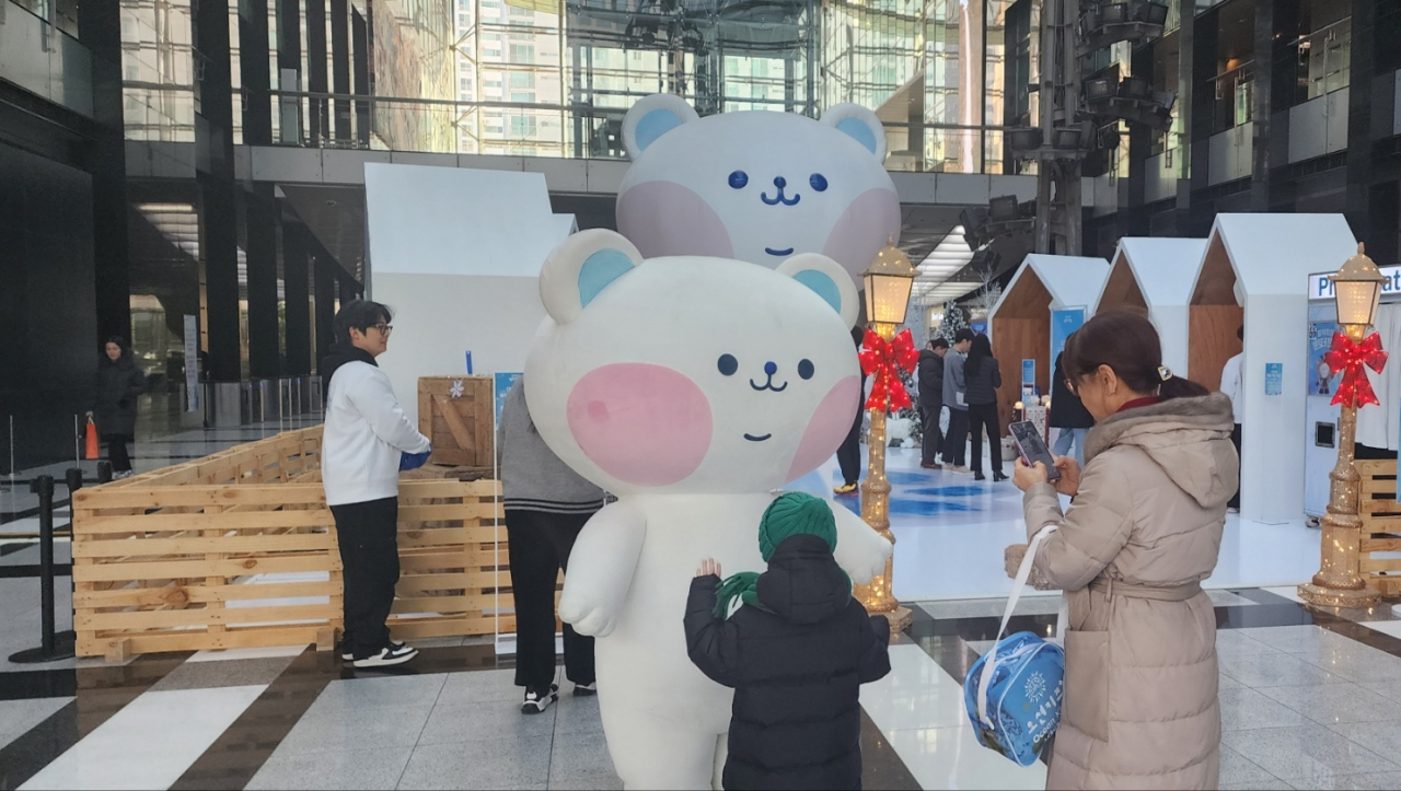 21일 서울 포스코센터에 위치한 팝업스토어에서 한 아이가 ‘포석호’ 캐릭터와 사진을 촬영하고 있다. [사진=김성우 기자]
