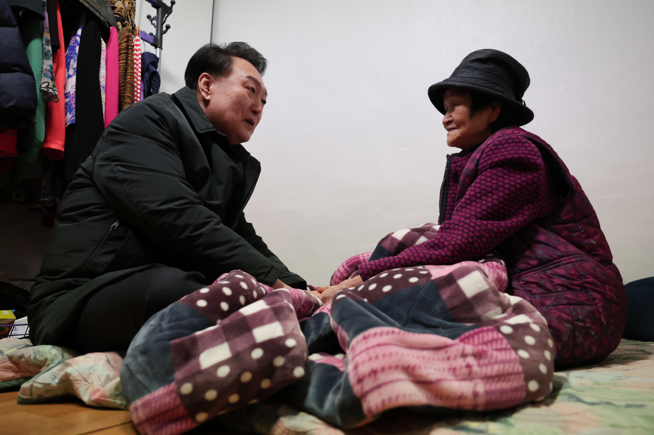 윤석열 대통령이 21일 서울 중랑구 중화2동의 한파 시기 취약 가구를 방문, 어르신과 대화하고 있다. [연합]