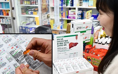 한 약국 방문고객이 한미약품의 ‘실리만140’을 구매하고 있다. 왼쪽 하단은 1개씩 포장돼 있는 파우치를 개봉한 모습. [한미 제공]