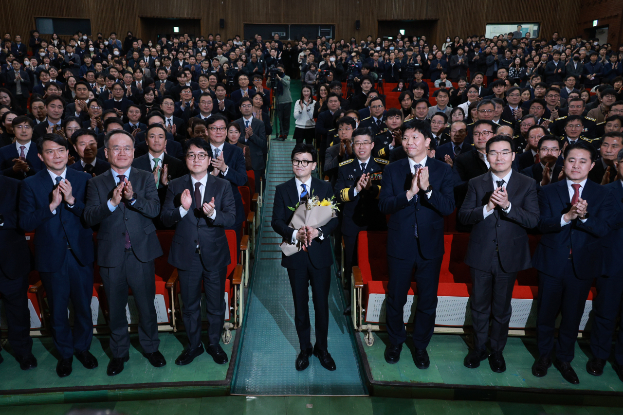 한동훈 법무부 장관이 21일 오후 과천 법무부 청사에서 열린 이임식에서 직원들과 기념 촬영하고 있다. [연합]