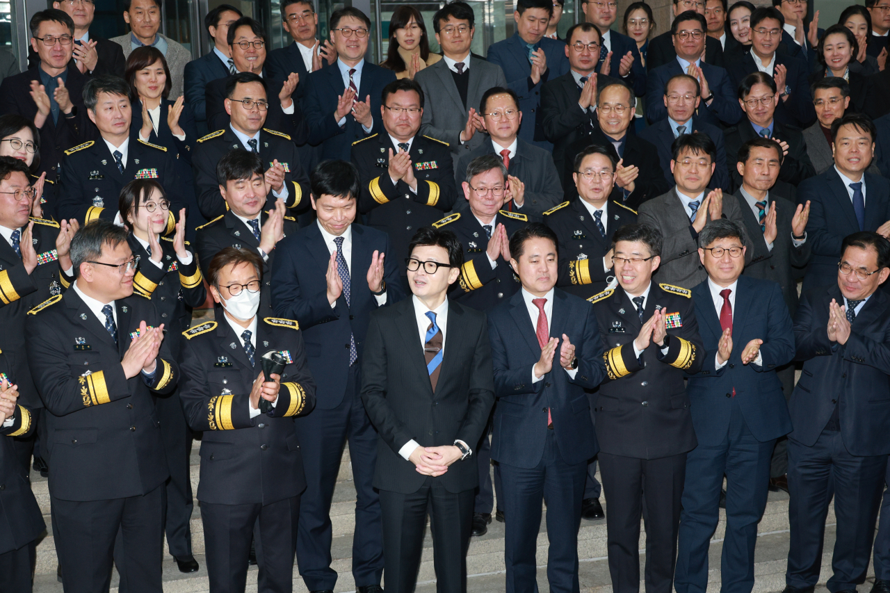 한동훈 법무부 장관이 21일 오후 과천 법무부 청사에서 이임식을 마치고 직원들과 기념 촬영하고 있다. [연합]