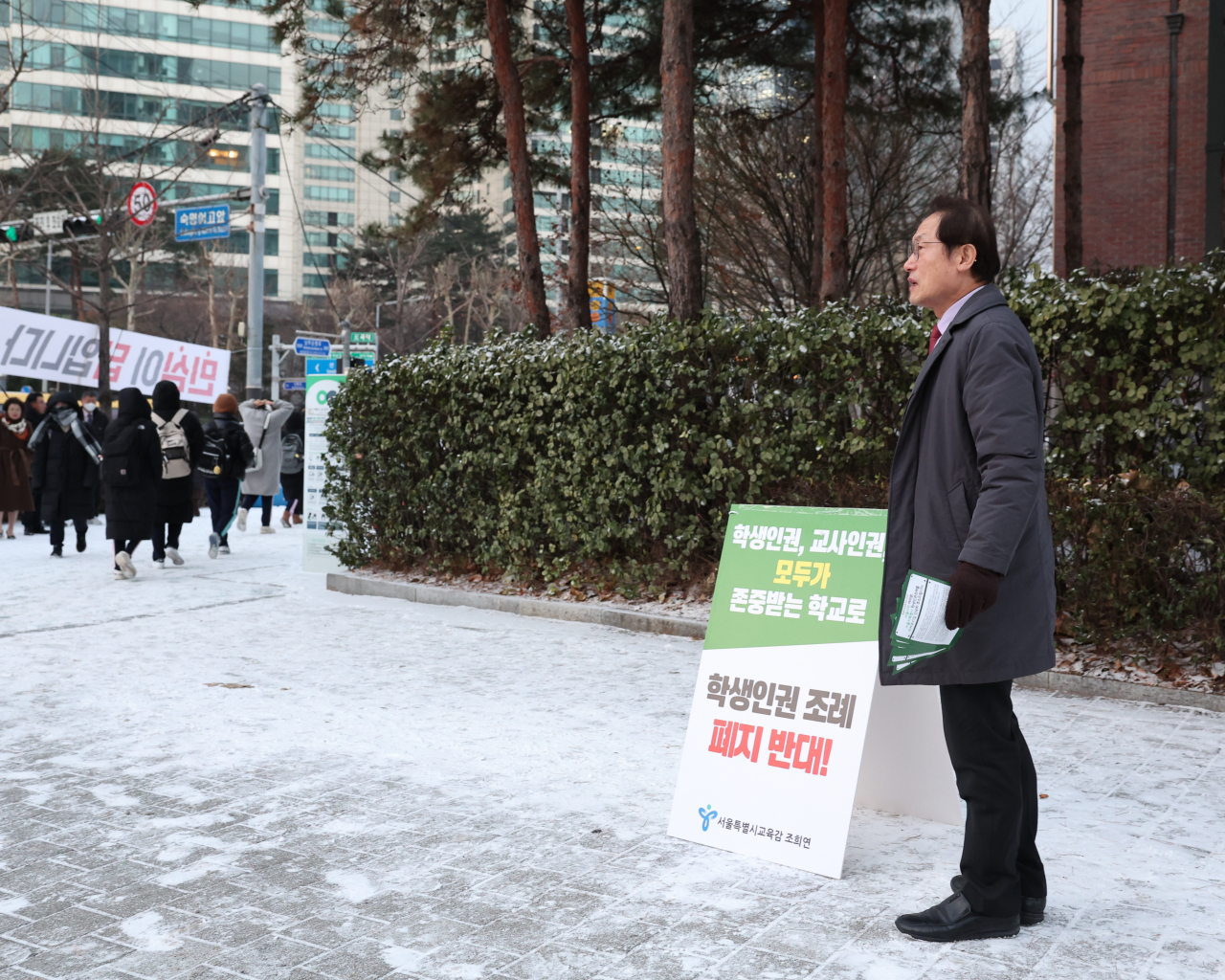 조희연 서울시교육감이 지난 20일 서울 강남구 도곡역 앞에서 학생인권조례 폐지에 반대하는 1인 시위를 하고 있다(사진은 기사 내용과 관련 없음). [연합]