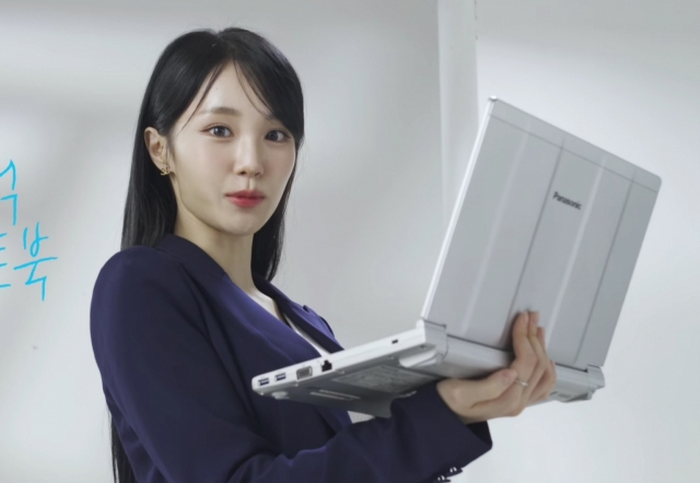 “10년 전 노트북인 줄 알았다” “엄청 두껍다. 300만원 주고 누가 사냐” 한국 누리꾼들의 혹평을 받은 일본 파나소닉 노트북 '렛츠노트'. [사진, 파나소닉]