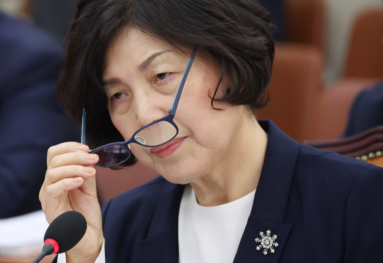 강정애 국가보훈부 장관 후보자가 21일 국회에서 열린 인사청문회에서 안경을 고쳐쓰고 있다. [연합]