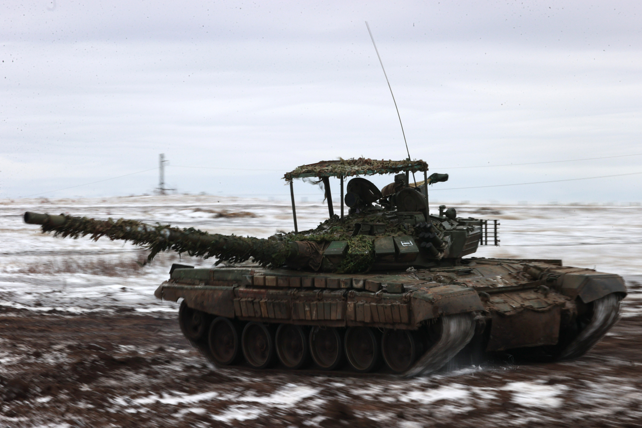러시아 T-72 탱크가 17일(현지시간) 옛날 우크라이나 영토였던 루한스크에서 기동훈련을 하고 있다. 러시아는 무기가 부족한 우크라이나의 기세가 한 풀 꺾인 틈을 타 동계 공세를 강화하고 있다. 연합뉴스