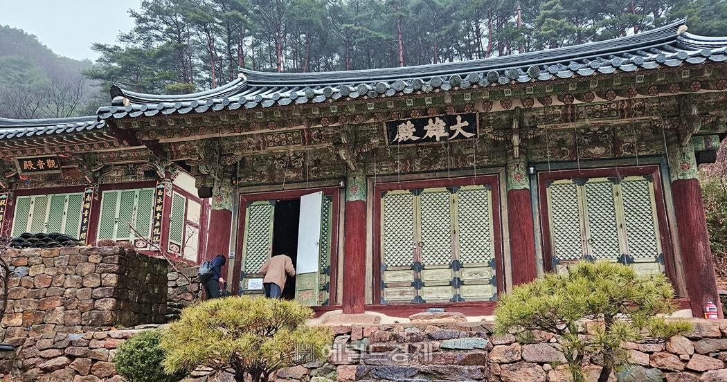 장육사 대웅전과 왼편의 관음전