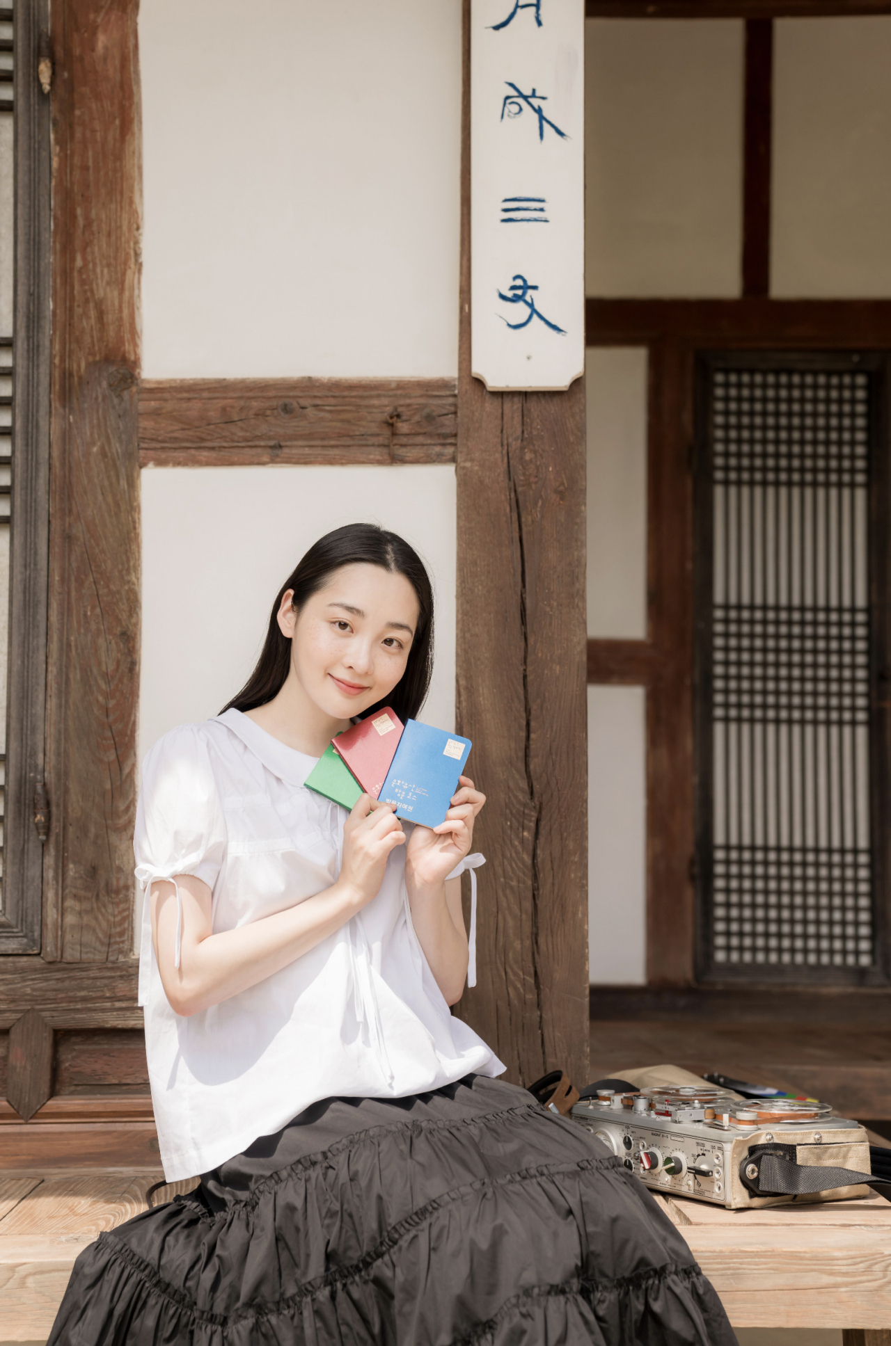 문화유산 방문자 여권을 들고 있는 문화유산 방문 캠페인 홍보대사 배우 김민하. [한국문화재재단 제공]