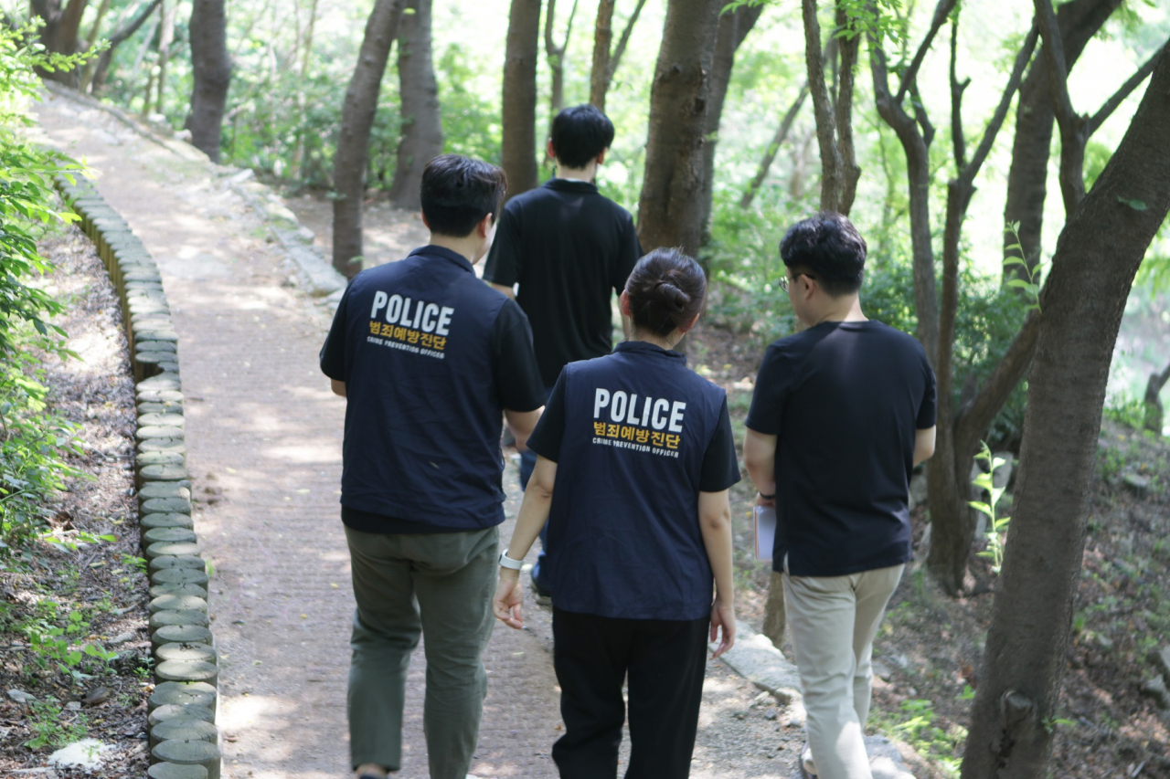 서울 종로구는 명륜동 일대에 소재한 와룡공원이 시설정비사업을 통해 보다 안전한 공원으로 거듭났다고 22일 밝혔다. 종로구 소속 공무원과 경찰이 공원 일대를 합동점검하고 있다.[종로구 제공]