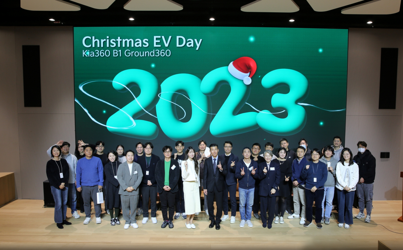 기아 임직원들이 지난 21일 크리스마스를 맞아 지속가능경영 캠페인 일환으로 ‘2023 크리스마스 EV 데이’를 진행하고 기념촬영을 하고 있다. [기아 제공]