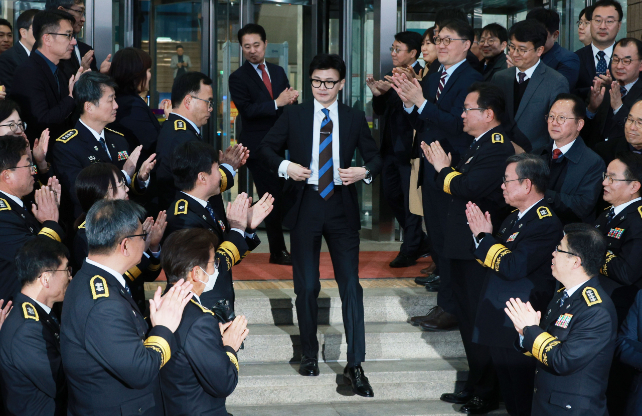 한동훈 법무부 장관이 21일 오후 과천 법무부 청사에서 이임식을 마치고 청사를 떠나고 있다. [연합]