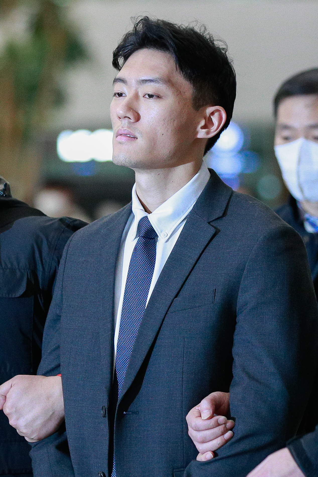 고 전두환씨 일가의 비자금 의혹 등을 폭로한 손자 전우원씨가 지난 6월 28일 새벽 인천국제공항을 통해 도착해 서울경찰청 마약범죄수사대로 연행되기 전 취재진 질문을 듣고 있다. [사진=이상섭 기자/babtong@heraldcorp.com]