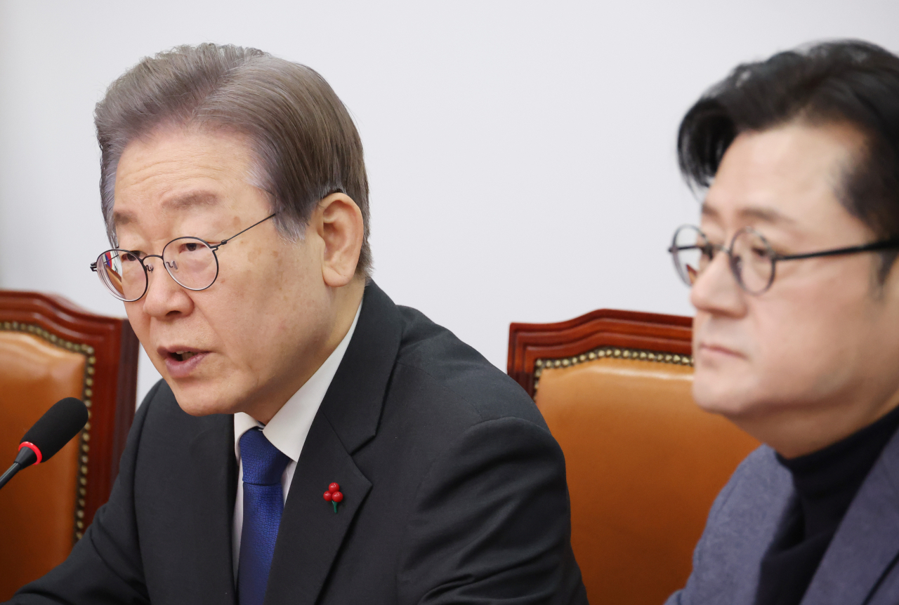 이재명(왼쪽) 더불어민주당 대표가 22일 국회에서 열린 최고위원회의에서 발언하고 있다. [연합]