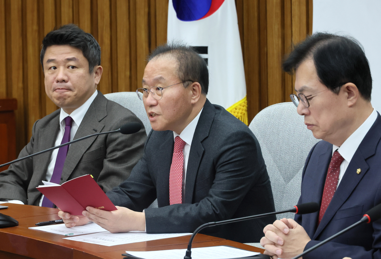 윤재옥 국민의힘 당 대표 권한대행(가운데)이 22일 국회에서 열린 원내대책회의에서 발언하고 있다. [연합]