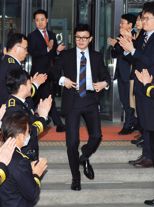 한동훈 법무부 장관이 21일 오후 과천 법무부 청사에서 이임식을 마치고 청사를 떠나고 있다. [연합]