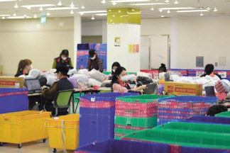 풀필먼트 서비스 딜리버드팀이 사입한 상품을 검수한 후 포장하고 있다. [딜리셔스 제공]