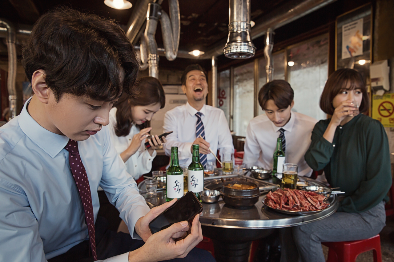 급성 췌장염이 발생하면 대부분 극심한 상복부 통증을 호소한다. 통증이 시작되고 약 30분 이내에 통증의 강도가 커지며 호전 없이 수 시간에서 수일간 지속된다. 그 외 증상으로 구역, 구토, 발열 등이 동반되기도 한다.〈게티이미지뱅크〉