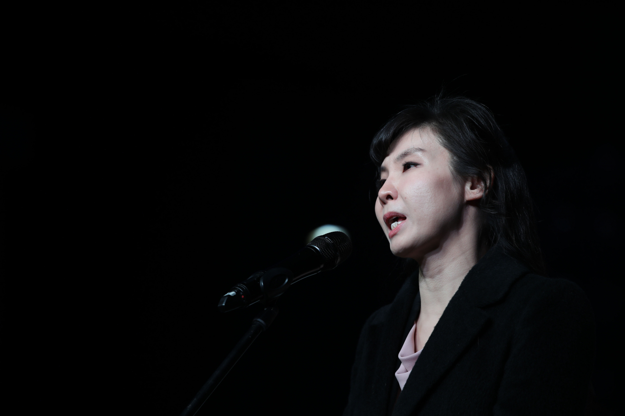 서지현 검사가 2019년 3월 8일 서울 종로구 광화문 광장에서 열린 '제35회 한국여성대회'에서 여성운동상 수상 소감을 밝히고 있다. [뉴시스]