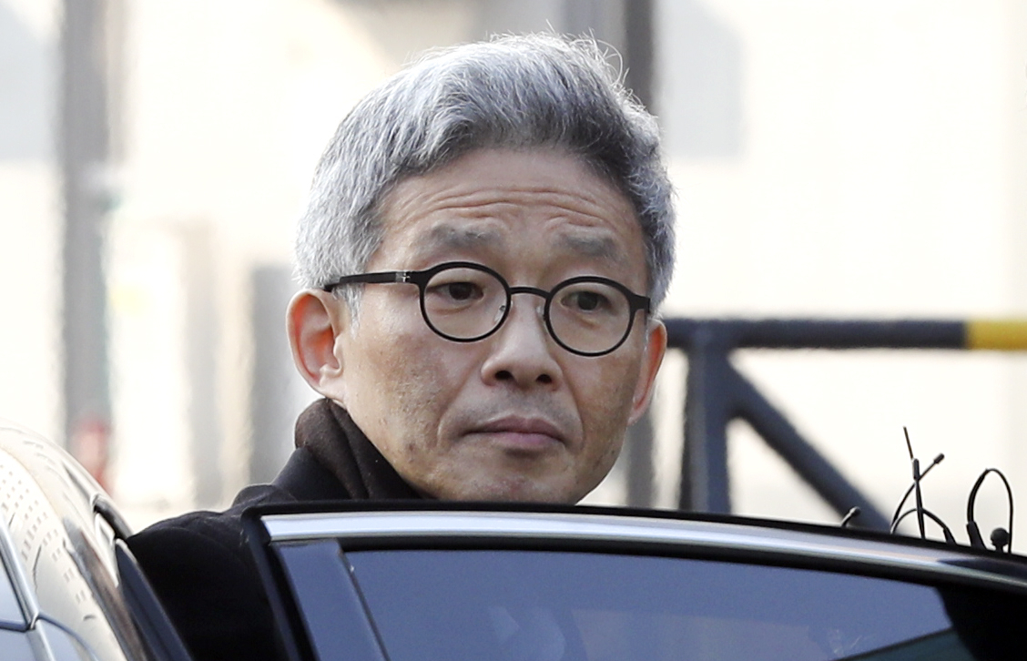 서지현 검사를 성추행하고 인사 불이익을 준 혐의로 재판에 넘겨진 안태근 전 검사장이 2020년 1월 9일 서울 송파구 서울동부구치소에서 석방돼 나오고 있다. 이날 대법원 2부는 안 전 검사장의 직권남용권리행사방해 혐의 상고심에서 징역 2년을 선고한 원심을 깨고 무죄 취지로 사건을 서울중앙지법으로 돌려보냈다. [뉴시스]
