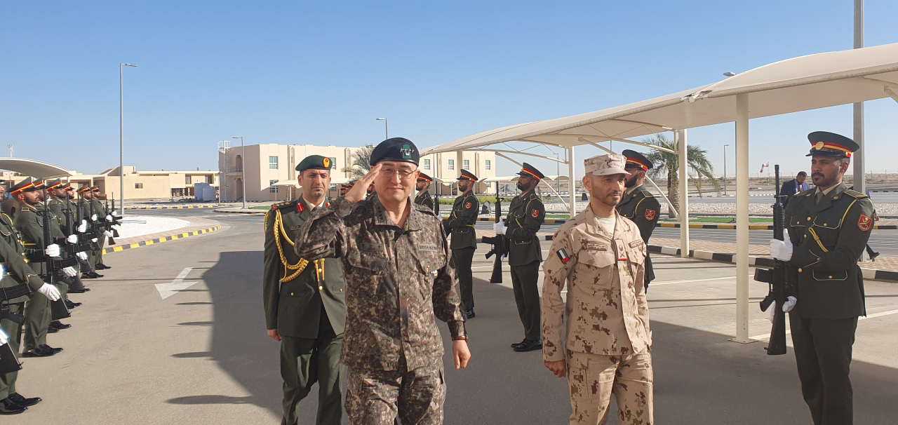 UAE 지상군사령부를 방문한 박안수 육군참모총장이 사이드 라쉬드 알 셰히 지상군사령관(소장)과 함께 의장대를 사열하고 있다. [육군제공]