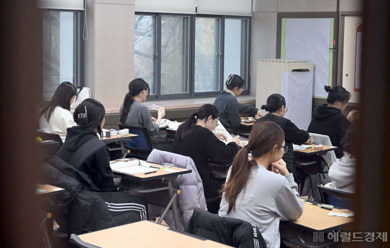 앞으로 검정고시생이나 졸업생, 재수생 등 이른바 ‘학교 밖 청소년’들도 온라인으로 대학수학능력시험(수능) 모의평가 신청을 할 수 있게 될 것으로 보인다. 국민권익위는 22일 수능 모의고사 관련 민원을 분석한 뒤 학교 밖 청소년 불편을 해소하는 방안을 마련해 교육부 등에 권고했다고 밝혔다. 자료사진. [헤럴드DB]