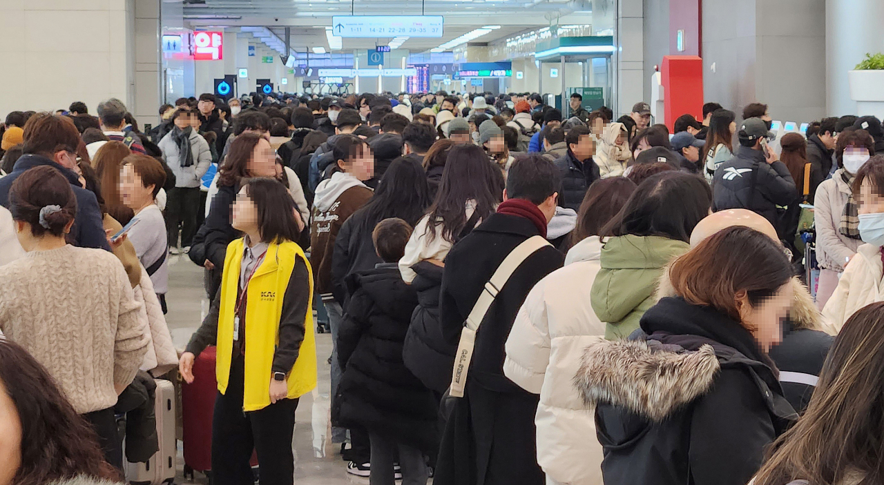 22일 폭설로 제주국제공항 운항이 전면 중단되자 공항 3층 출발 대합실이 발이 묶인 관광객과 도민들로 큰 혼잡을 빚고 있다. [연합]